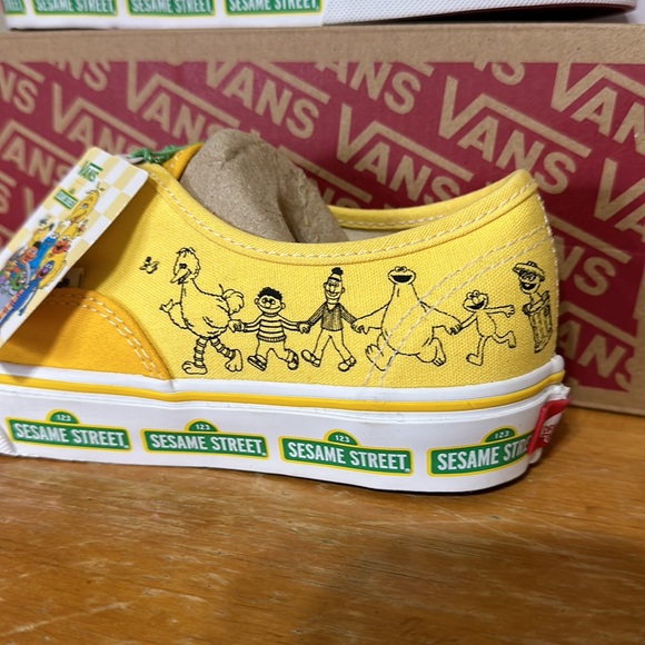Vans Authentic Sesame Street Yellow women’s size 6 or men’s size 4.5 - Picture 4 of 10
